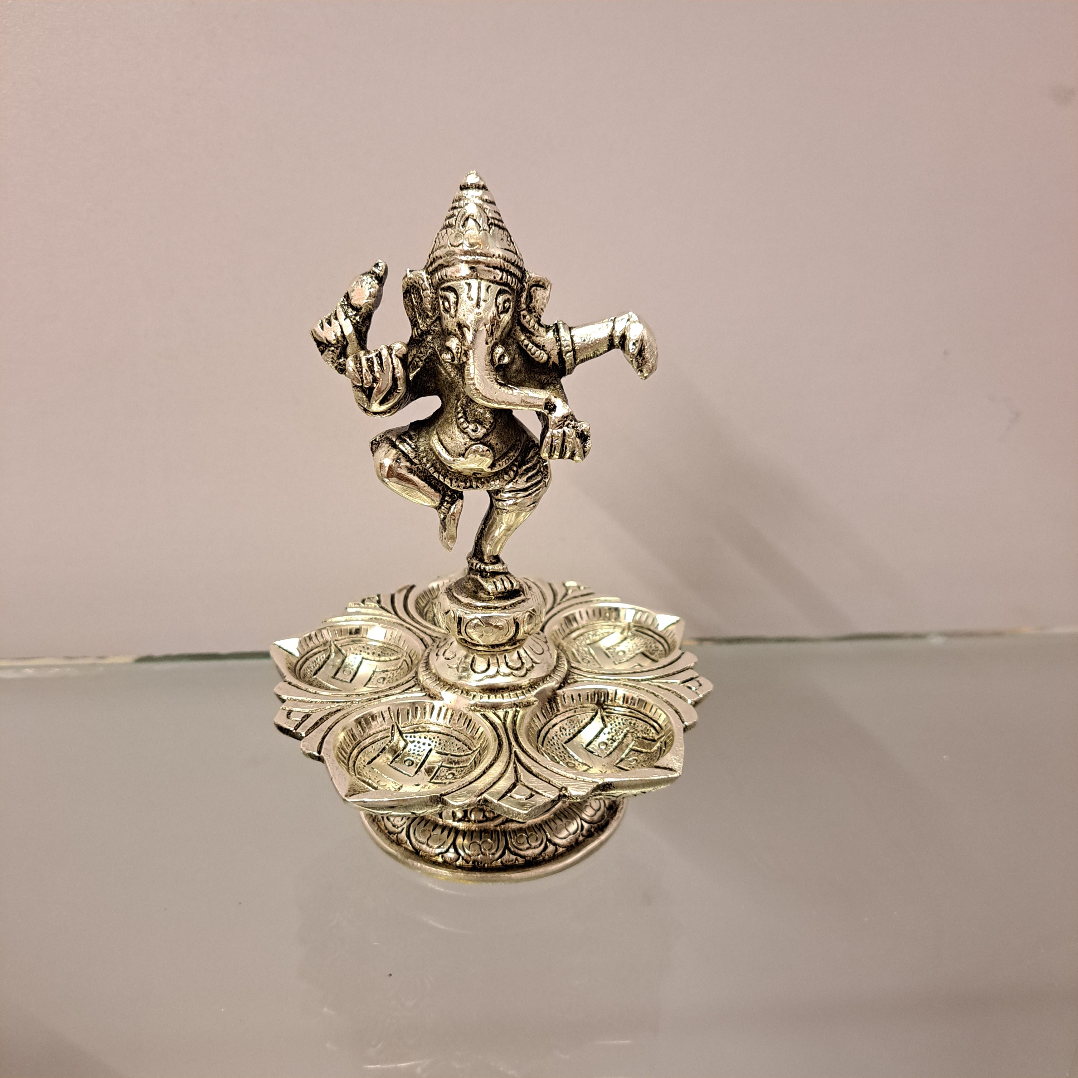 Lord Ganesha Idol with Diyas
