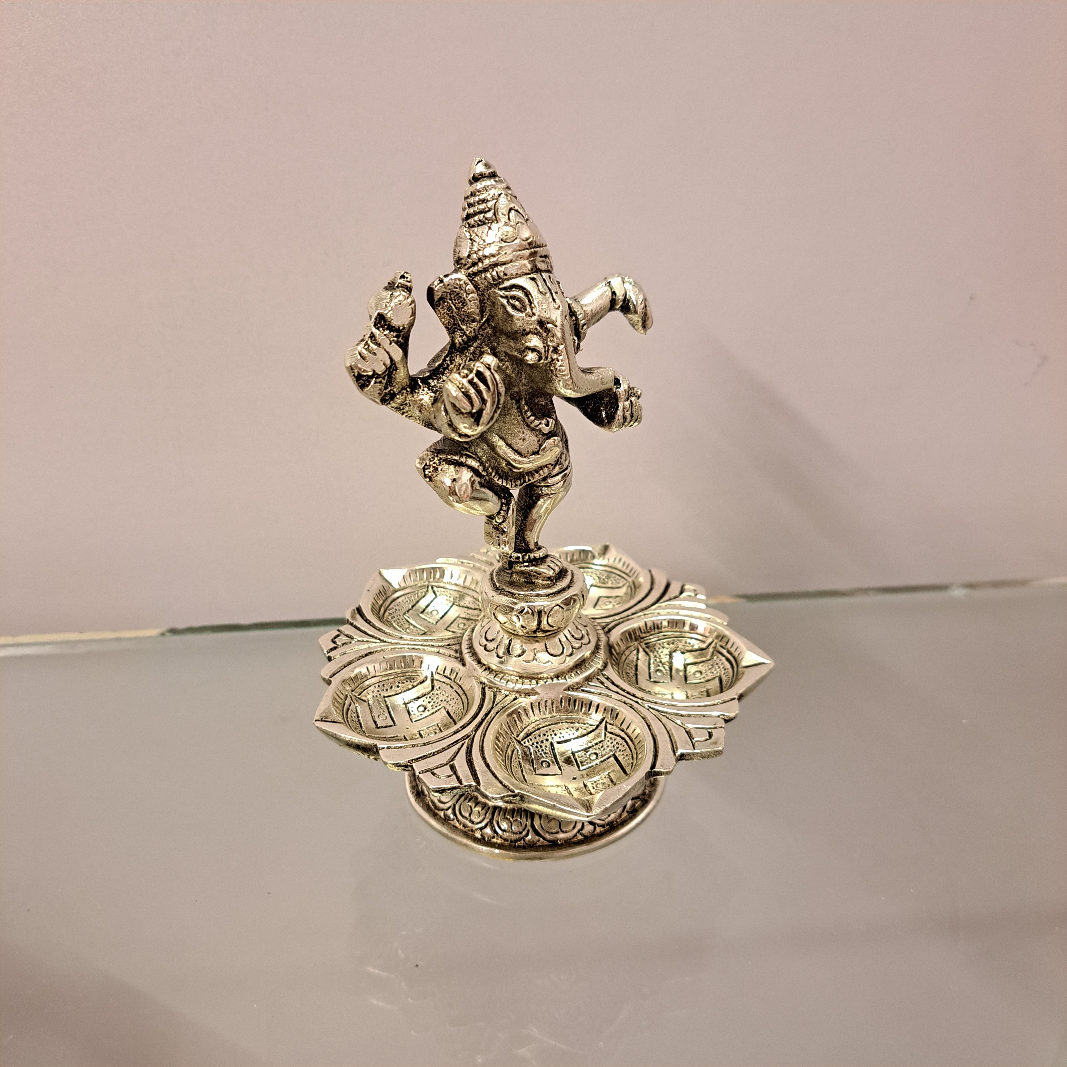Lord Ganesha Idol with Diyas