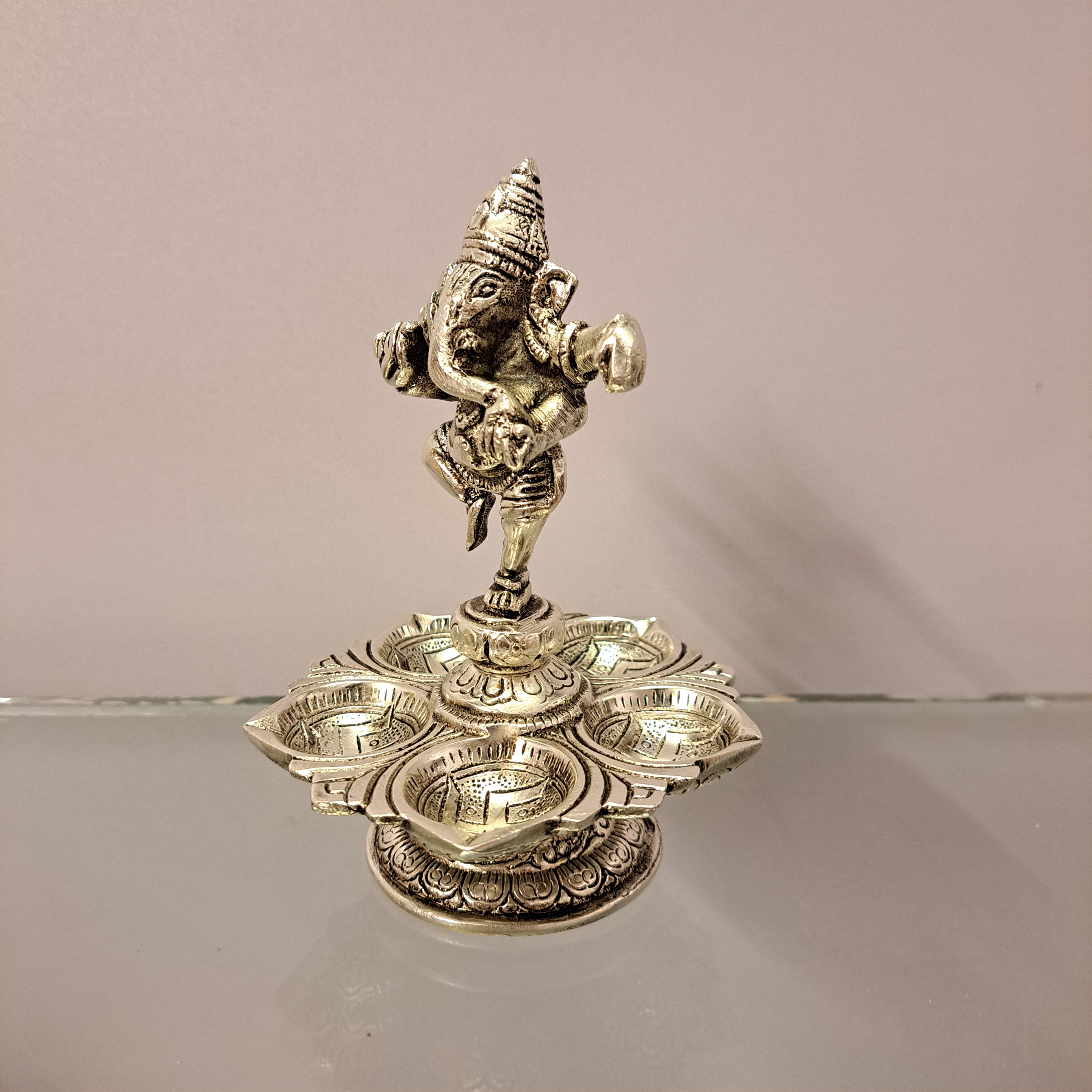 Lord Ganesha Idol with Diyas