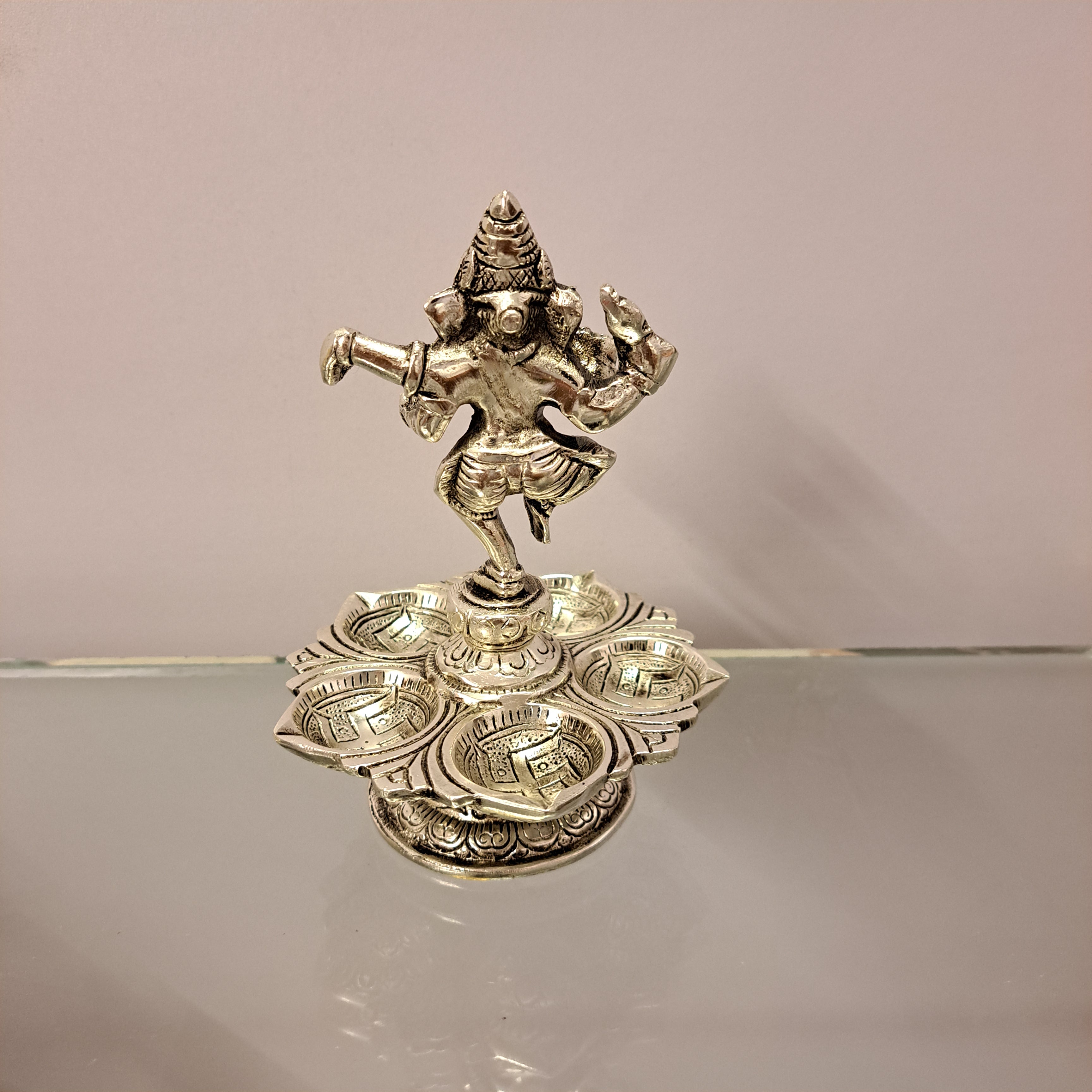 Lord Ganesha Idol with Diyas